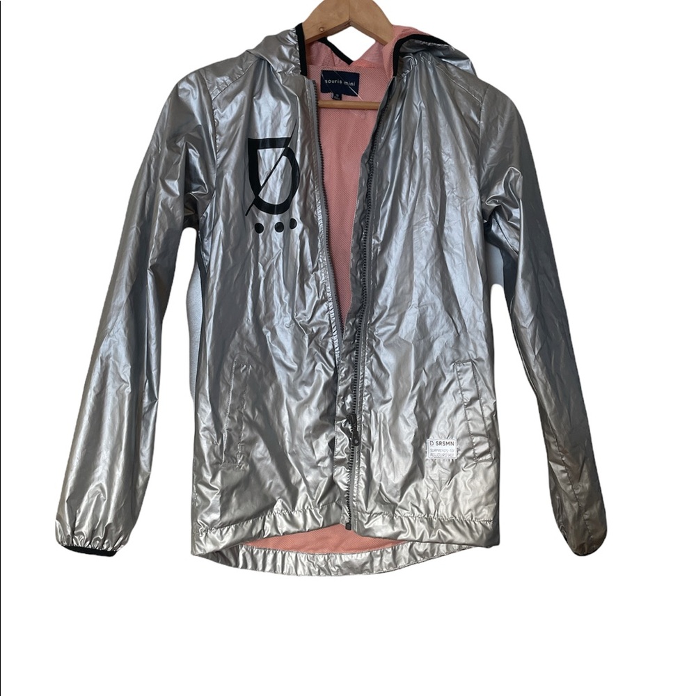 🍭 Versatile Souris Mini silver windbreaker with hood and pockets.